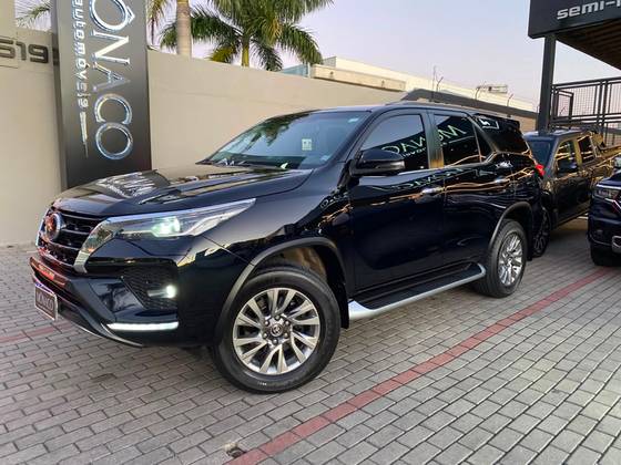 TOYOTA HILUX SW4 2.8 D-4D TURBO DIESEL SRX 7L 4X4 AUTOMÁTICO